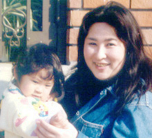 洋子と娘（２歳の頃）